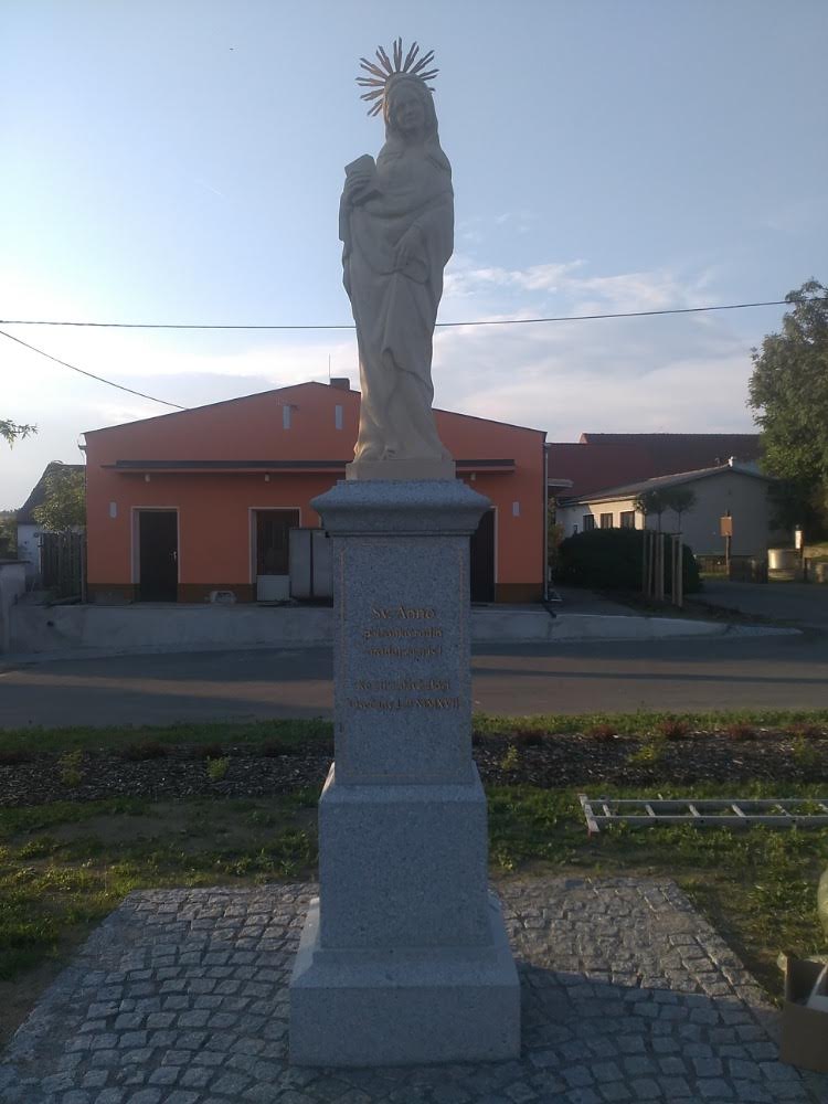 socha s pomníku